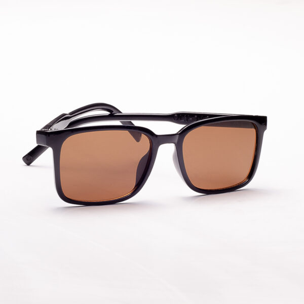 LENTES DE MODA MARRONES SEMICUADRADOS CON MARCO NEGRO - Image 2