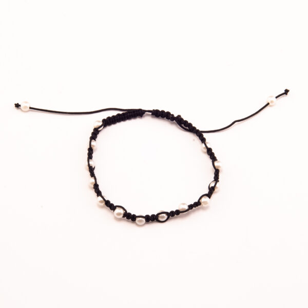 PULSERA MACRAME NEGRA CON PERLAS BLANCAS INTERCALADAS - Image 2