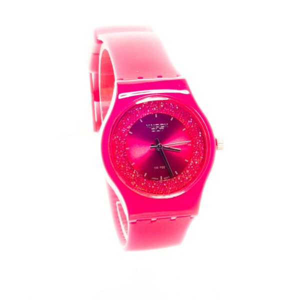RELOJ KNOCK OUT CON MALLA DE GOMA ROSA Y DETALLES EN BRILLOS - Image 2