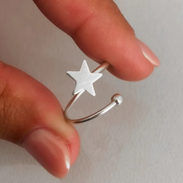 AN1006- ANILLO LISO CON FORMA PLATA 925 (MEDIDA ESTANDAR)