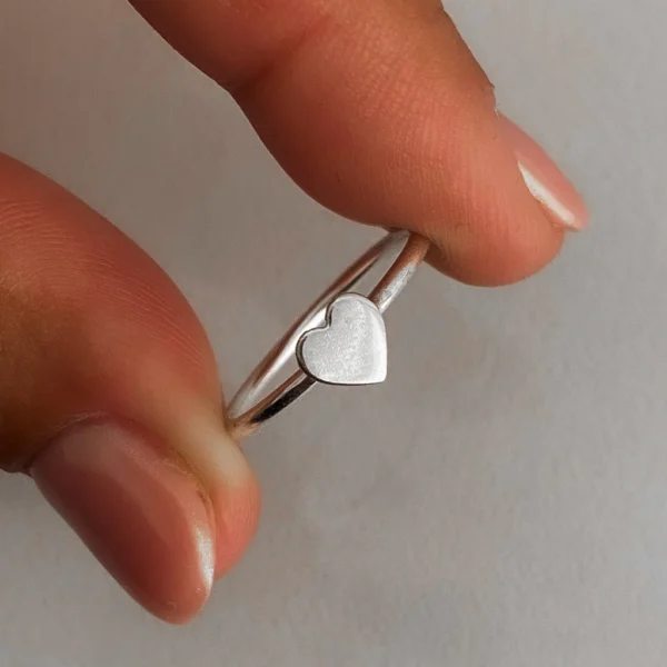 AN1008- ANILLO LISO CON FORMA PLATA 925 (MEDIDA ESTANDAR)