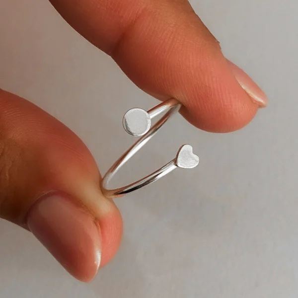 AN1003- ANILLO LISO CON FORMA PLATA 925 (MEDIDA ESTANDAR)