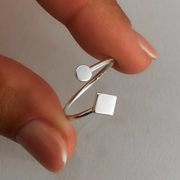 AN1005- ANILLO LISO CON FORMA PLATA 925 (MEDIDA ESTANDAR)
