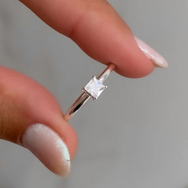 AN10060- ANILLO CON CUBIC CENTRAL PLATA 925 (MEDIDA ESTANDAR)