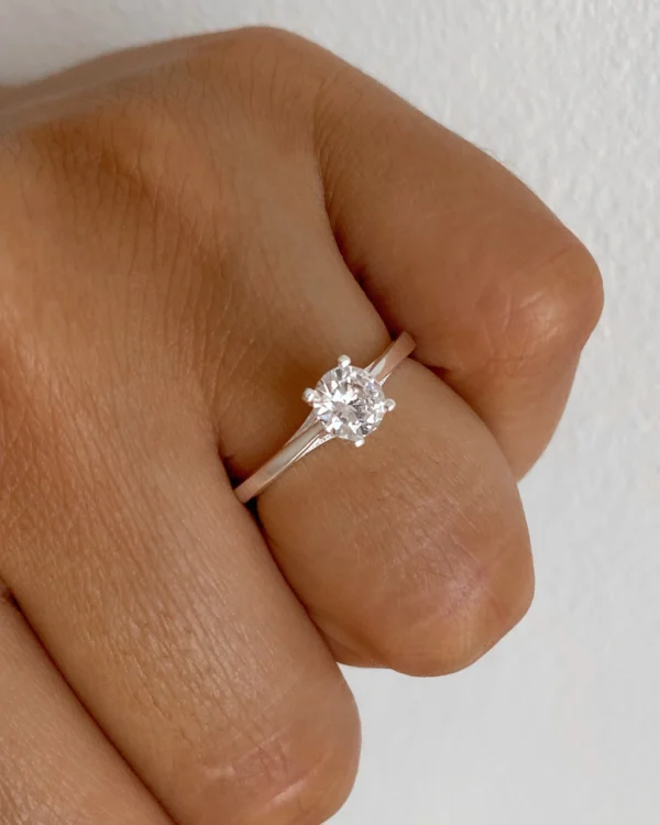 AN10031- ANILLO CON CUBIC CENTRAL PLATA 925 (MEDIDA ESTANDAR)