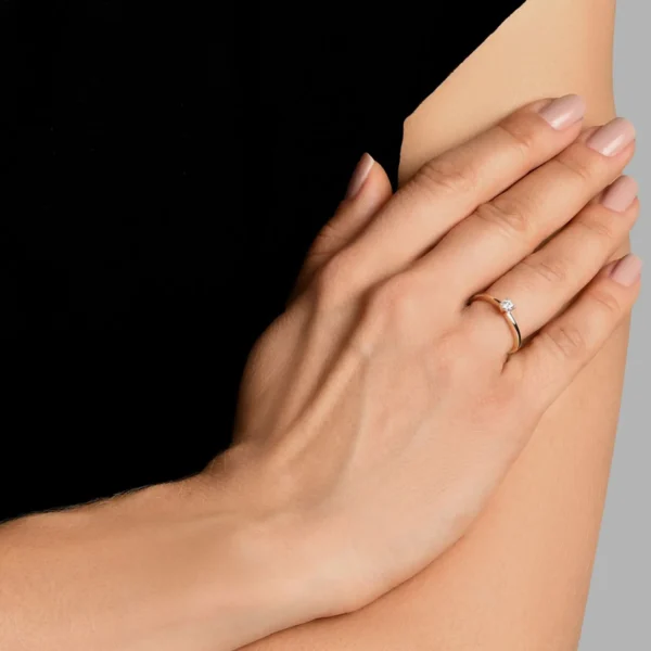 OR46- ANILLO COMPROMISO SOLITARIO CINTILLO CON CUBIC CENTRAL ORO 18K